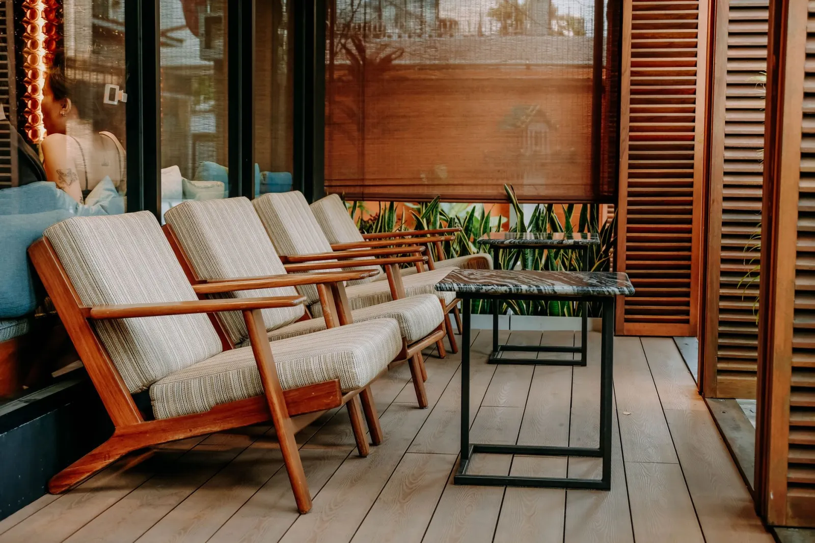Which garden furniture resists UV in hot sun?