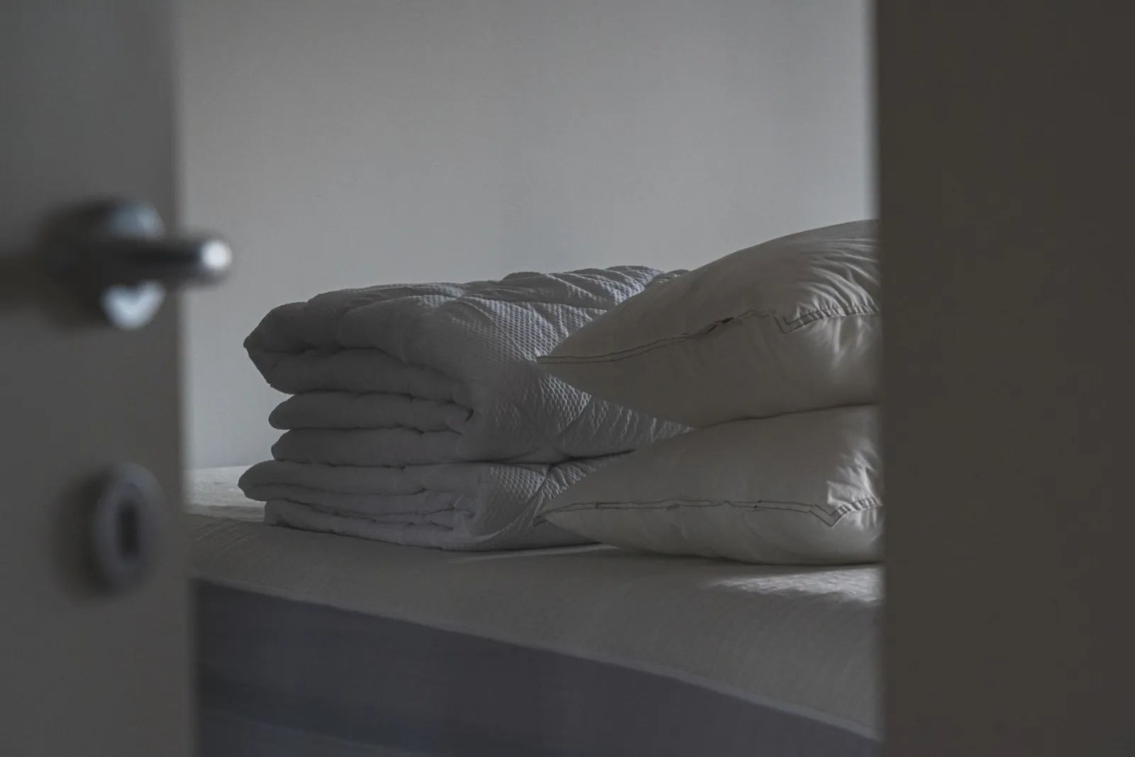 Memory Foam Pillow for Broad Shoulders: How to Choose