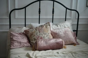 bed pillows white